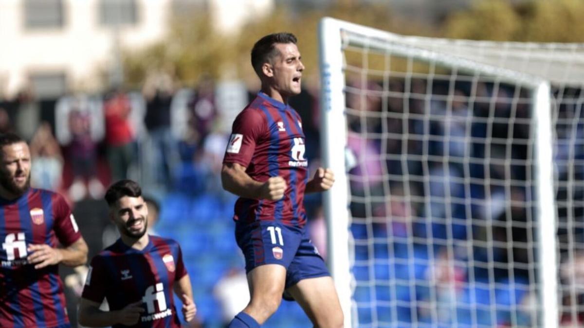 Juanto Ortuño celebra uno de sus dos goles al Amorebieta