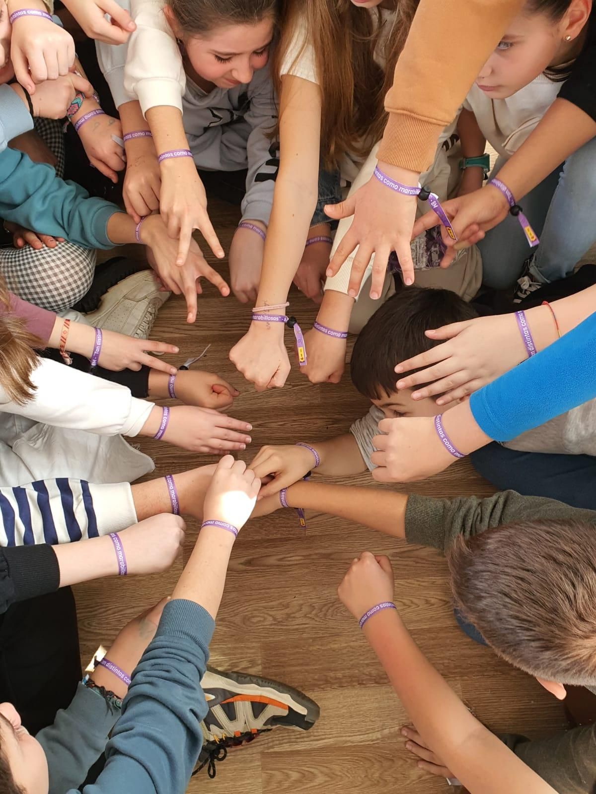 Niños y niñas de Valga realizando labores domésticas en igualdad.