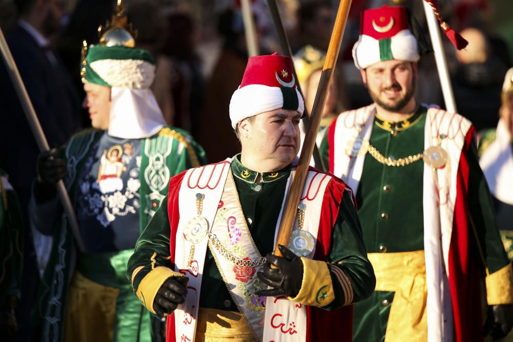 Medio millar de cargos festeros celebran la efeméride con un acto histórico de homenaje a las capitanías a tres semanas del inicio de los Moros y Cristianos