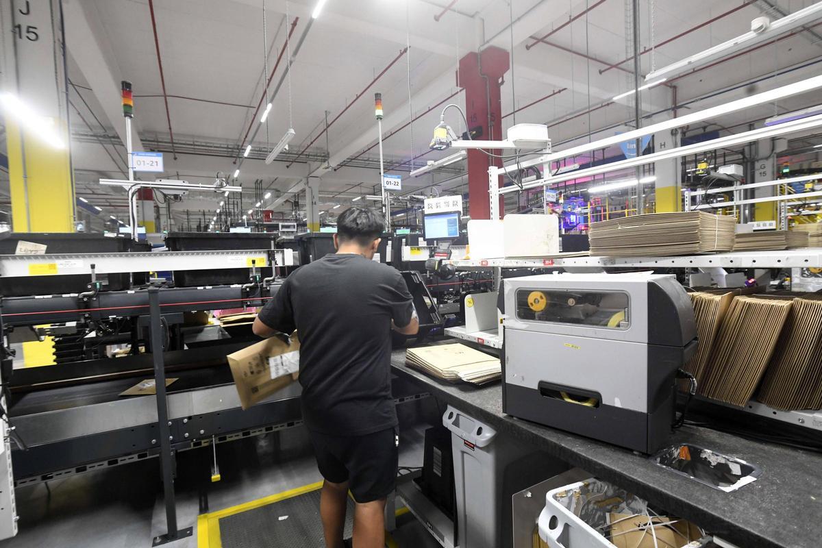 Así es por dentro el centro logístico de Amazon en Murcia