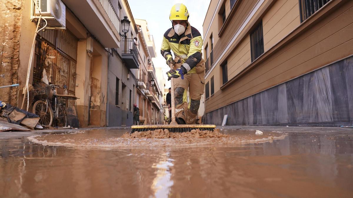 El lodo sigue inundando las calles de los municipios afectados por la DANA