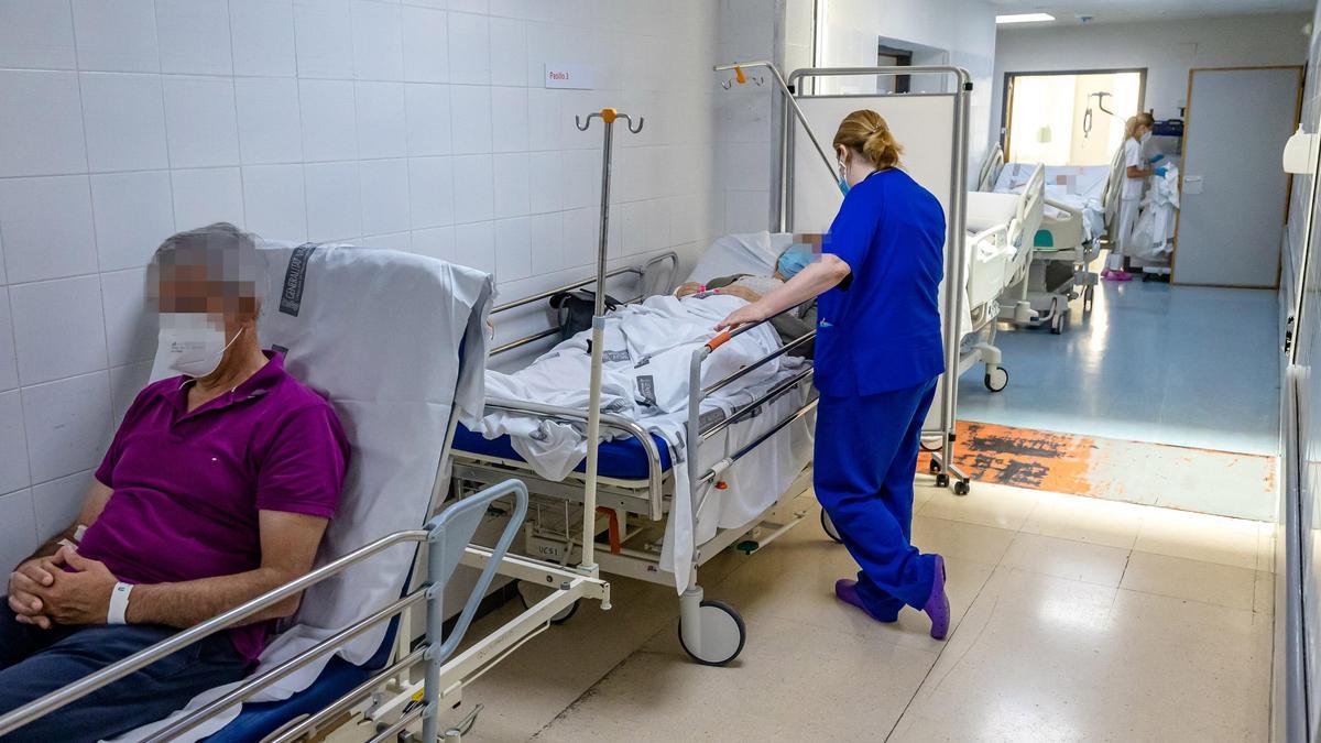 Pacientes esperando en camas y camillas en un pasillo de Urgencias del Hospital de La Vila, por la falta de camas en planta, en una imagen de archivo.