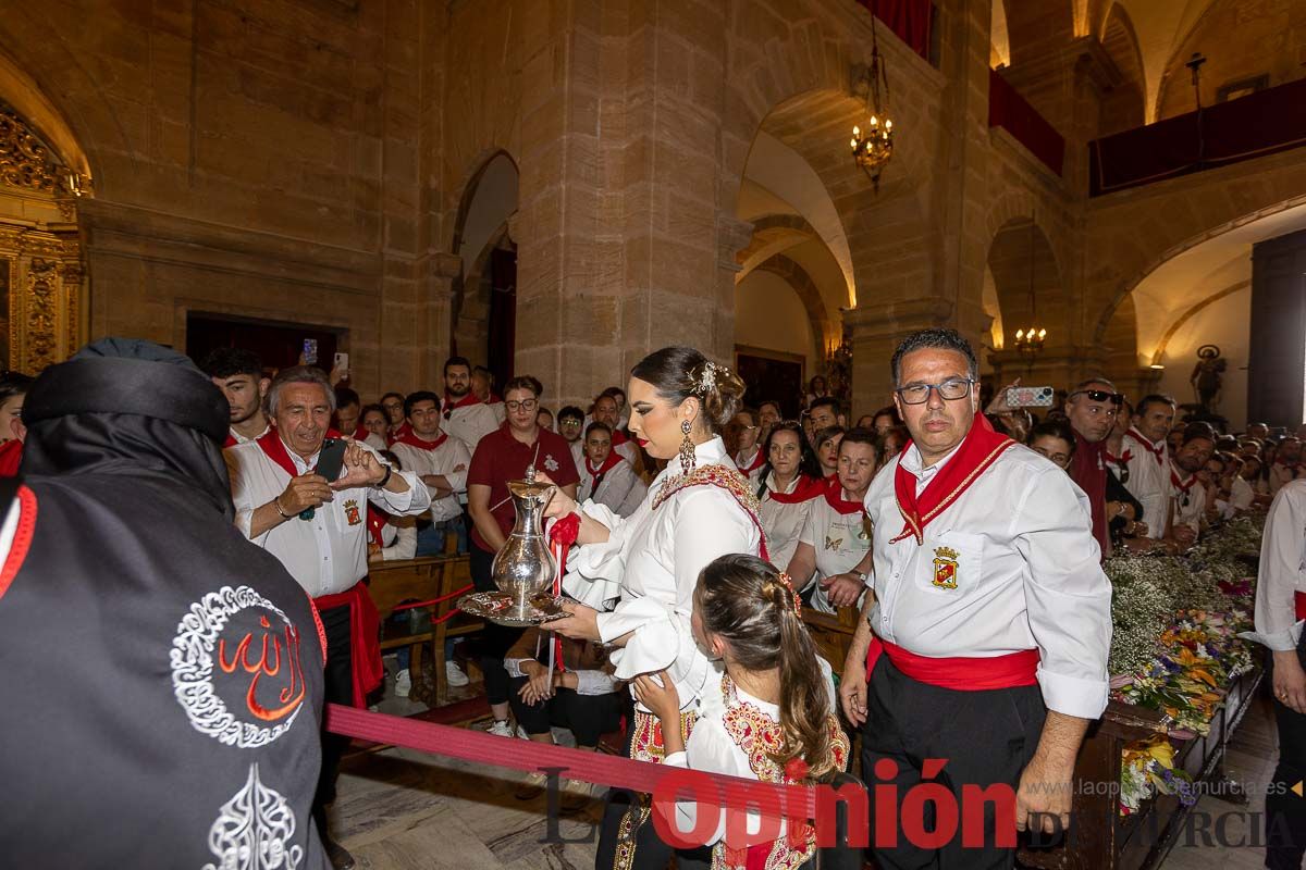 Bandeja de flores y ritual de la bendición del vino en las Fiestas de Caravaca