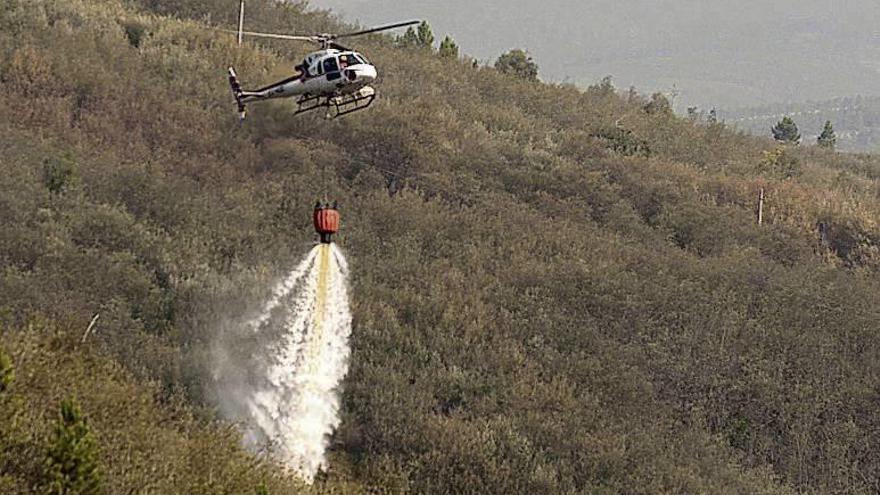 Un helicóptero, enfriando el suelo ayer en Monterrei // Braiis Lorenzo