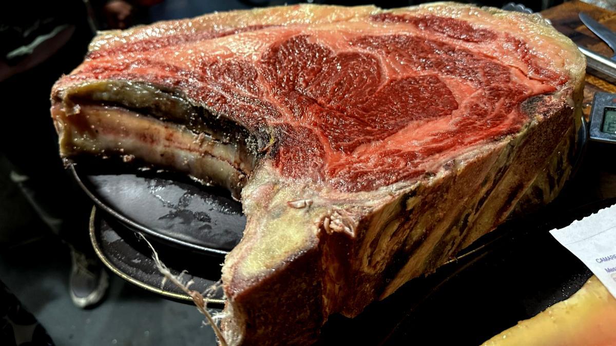 Buey de raza Minhota, criado entre Portugal y Galicia y madurado durante 112 días antes de llegar a la parrilla de Taberna Pedraza.