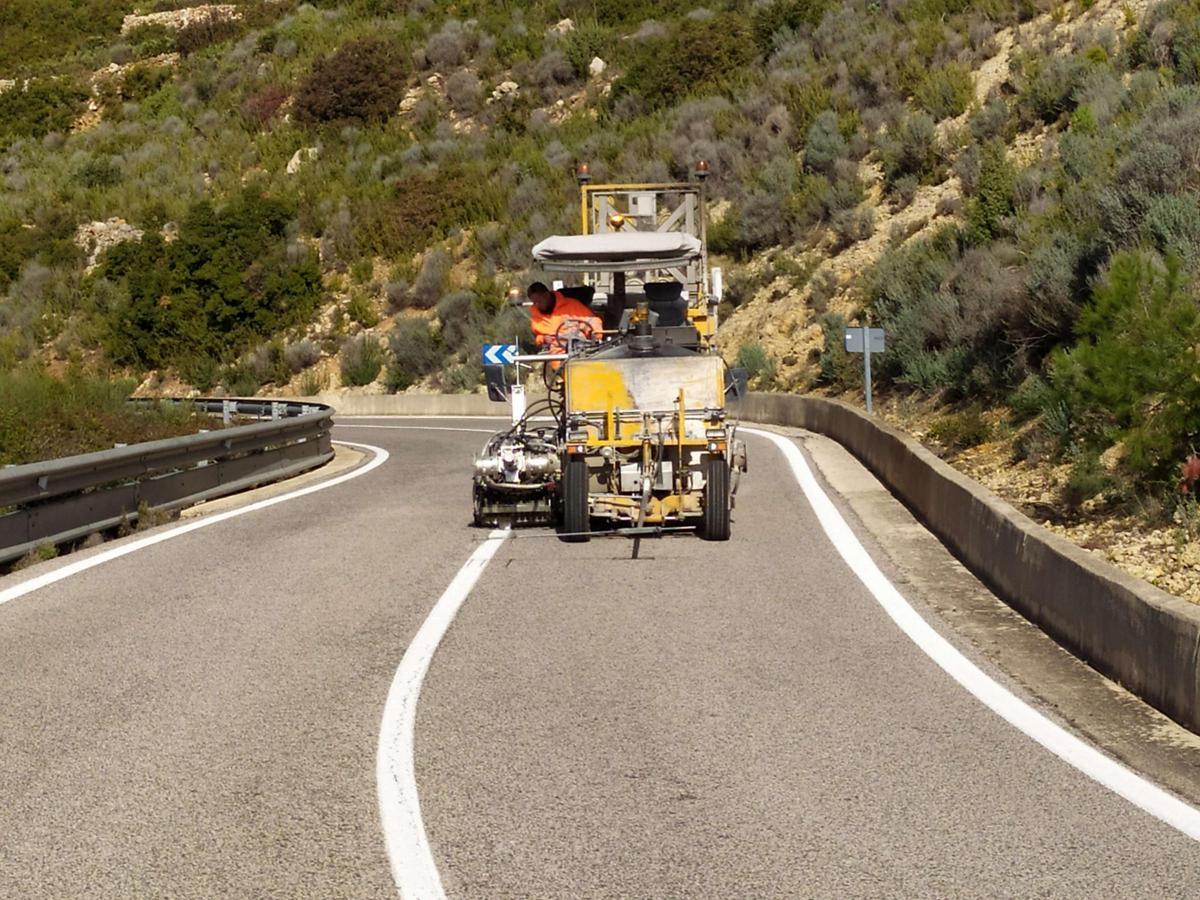 Colocación de bandas en las carreteras para mejorar la seguridad vial.