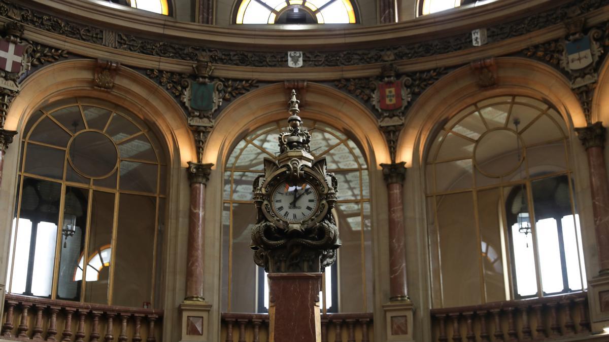 Vista de un reloj en el Palacio de la Bolsa de Madrid (España).