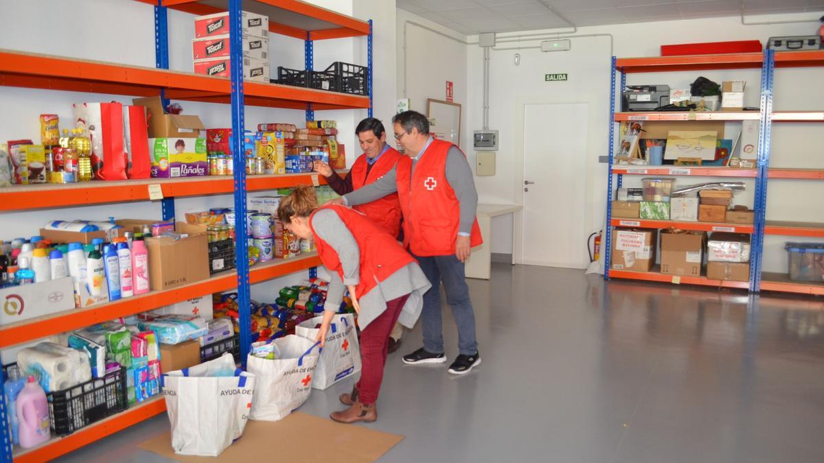 Voluntarios de Cruz Roja Zamora en el almacén.