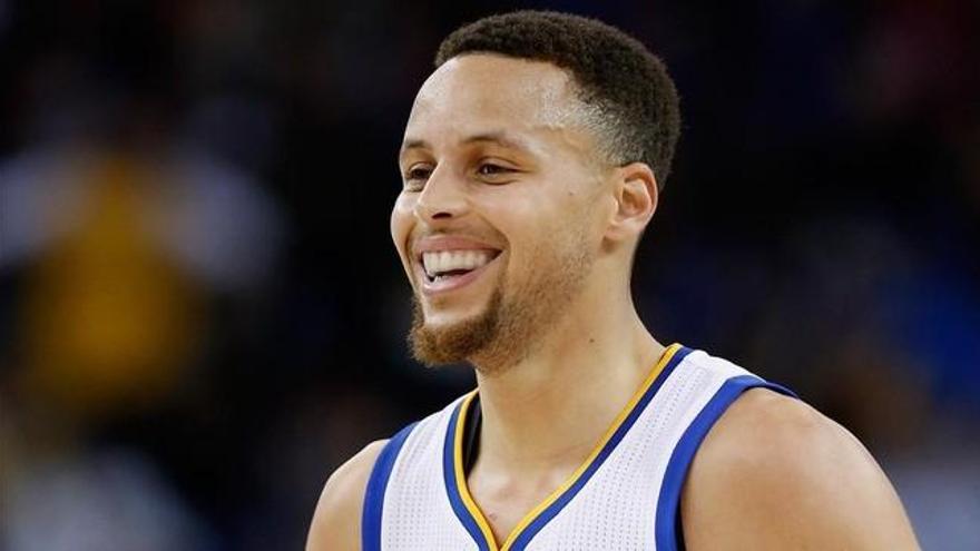 Curry, el primero en llegar a los 300 triples