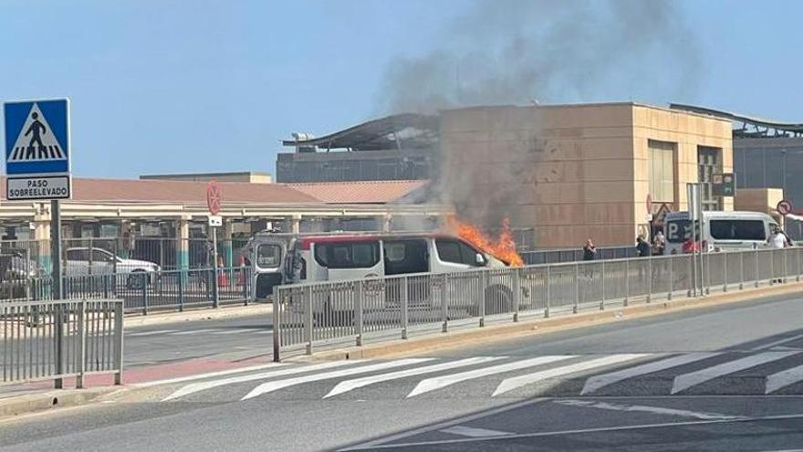 Arde una furgoneta de rent a car en el aeropuerto de Málaga