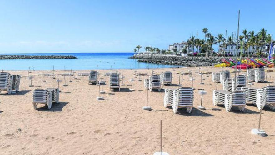 Imagen de la Playa de Mogán sin turistas tras la declaración del estado de alarma por la pandemia.