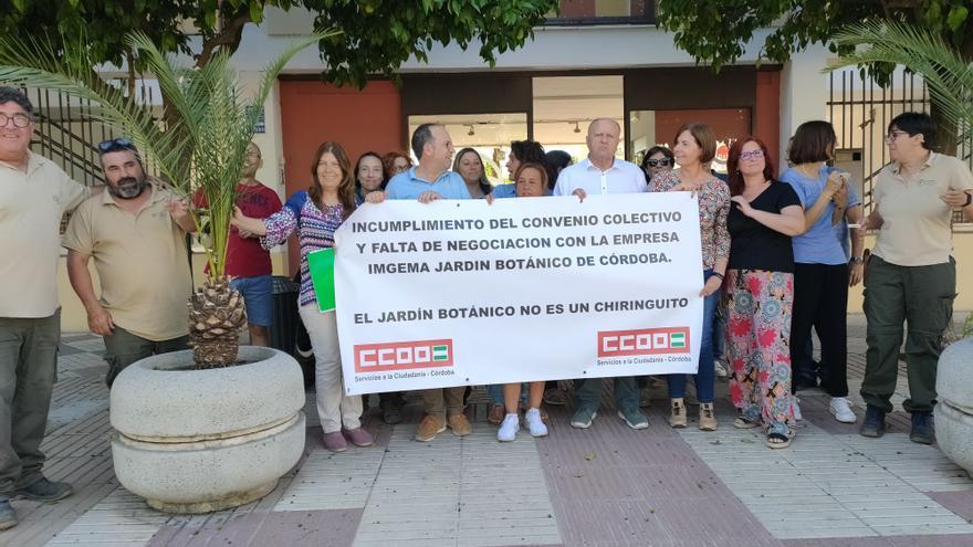 CCOO se concentra por la mala situación laboral en el Jardín Botánico