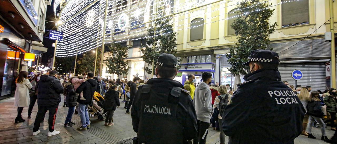 Agentes de la Policía Local de Córdoba en un control de vigilancia en el centro en la Navidad del pasado 2021.