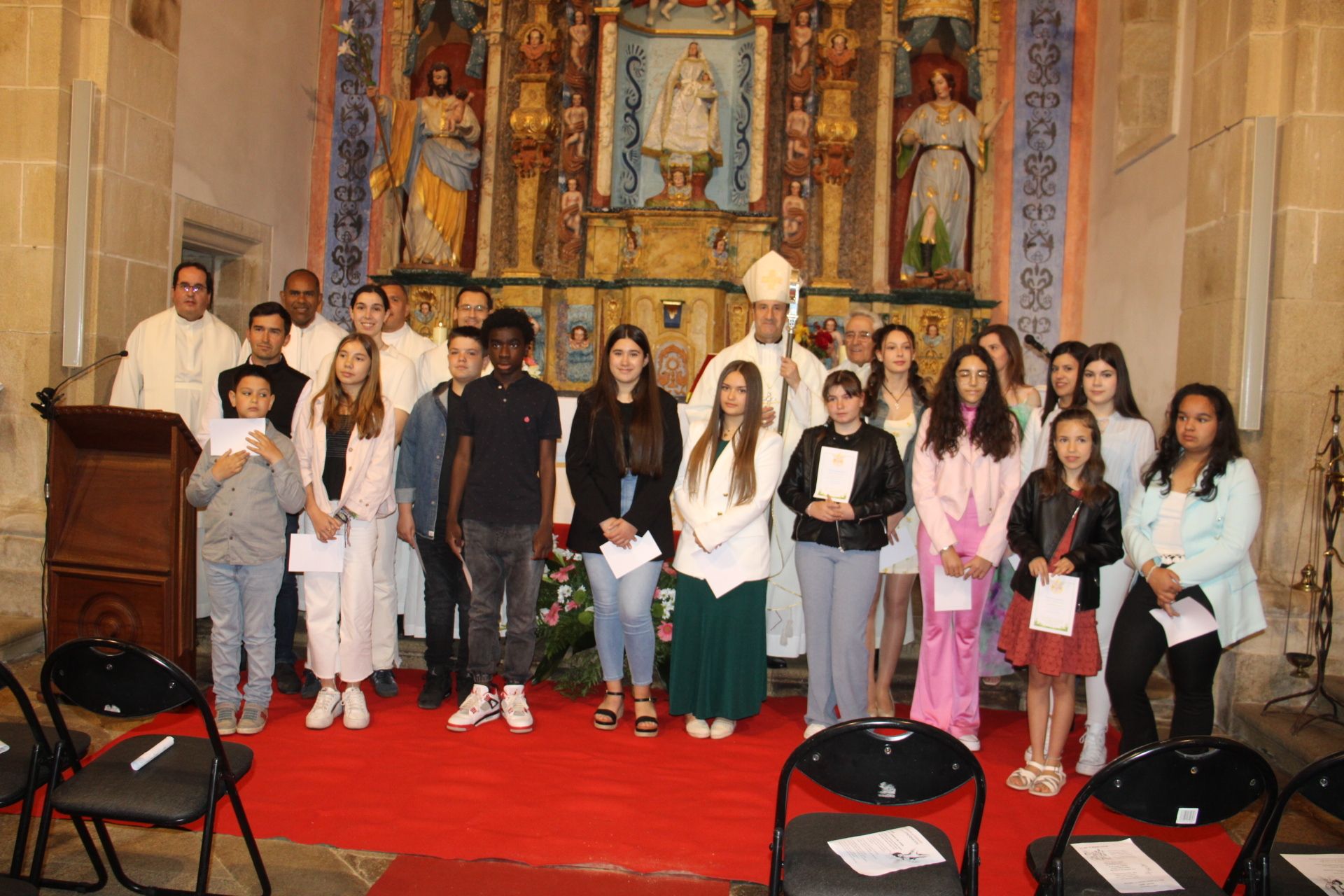 El obispo confirmó a 16 jóvenes en el santuario de la Tuiza en la conmemoración de la Trinidad