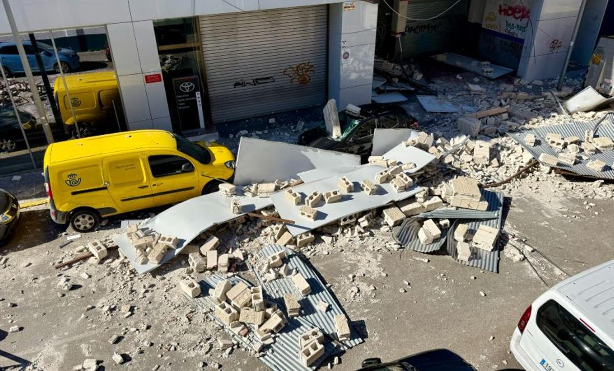 Efectes de la caiguda d'una coberta i un mur d'un taller a l'Hospitalet de Llobregat.