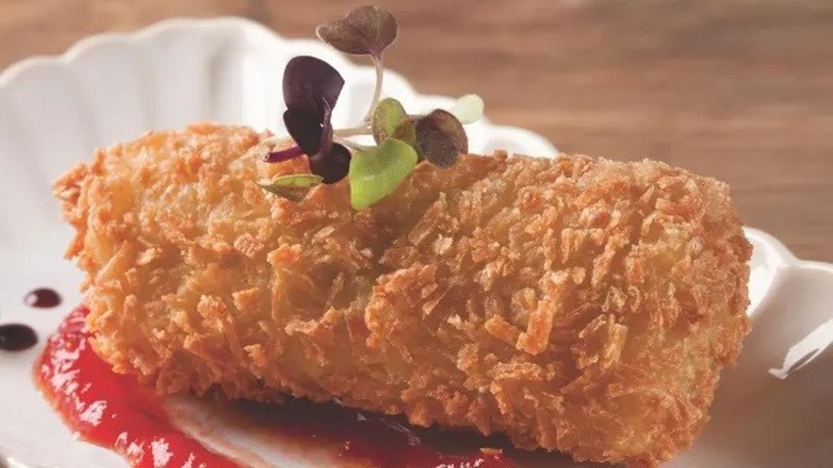El canelón crujiente de pollo Pota Blava con 'chutney' de tomate, trufa y reducción de Oporto que el restaurante Hotel Sallés de El Prat de Llobregat sirve en Del Prat al Plat.
