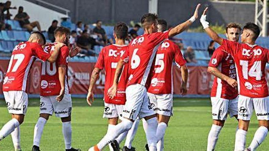 Los futbolistas del CD Ibiza festejan el tanto de Cristian Terán, el gol de la tranquilidad.