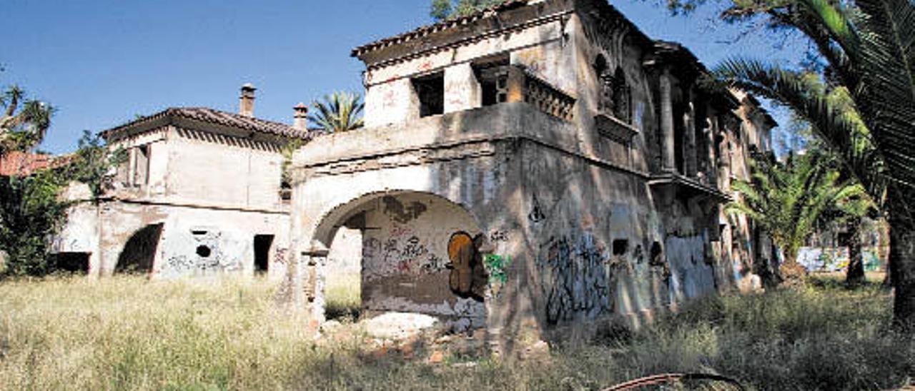 La mayoría de la veintena de chalés está en ruinas.