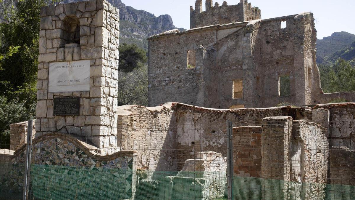 Ruinas del monasterio de la Murta, con restos del claustro en primer plano y de la iglesia detrás.