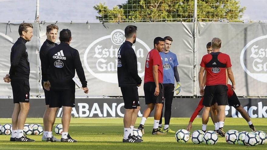 Juan Carlos Unzué, izquierda, con su equipo de colaboradores, al inicio del entrenamiento celebrado ayer a puerta cerrada en las instalaciones de A Madroa. // Alba Villar