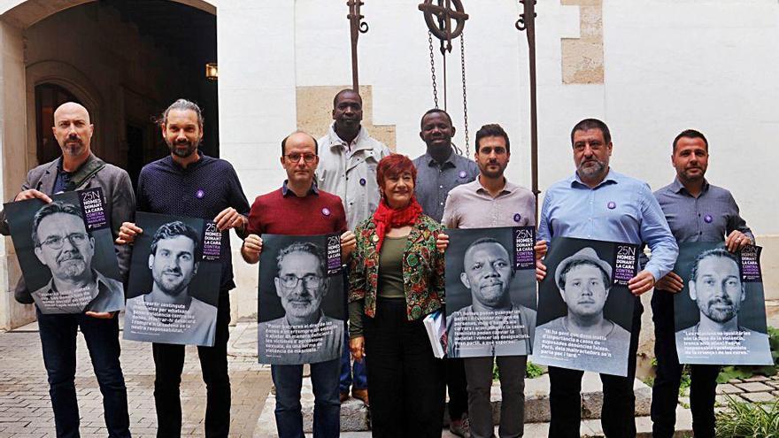 Algunos de los hombres de la campaña junto a Jesús Jurado y Nina Parrón en el Consell.