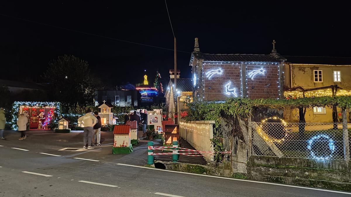 La aldea de Soutelo, en Cuntis, lleva años atrayendo visitantes que acuden a ver sus luces La aldea de Soutelo, en Cuntis, lleva años atrayendo visitantes que acuden a ver sus luces