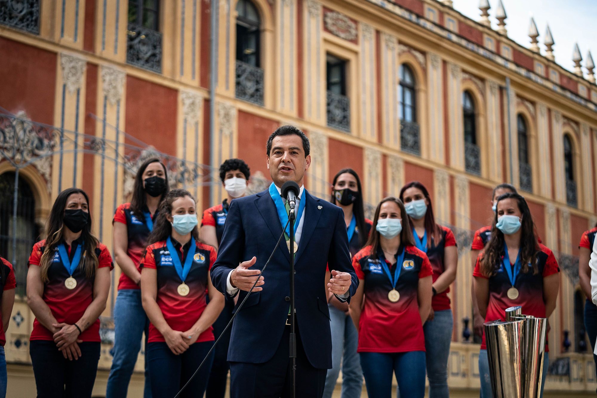 Las imágenes del recibimiento del presidente de la Junta al Rincón Fertilidad Málaga