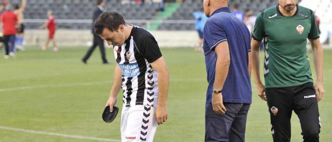 Rubén, cabizbajo tras la eliminación del Castellón en el play-off de ascenso, con Calderé a su espalda.