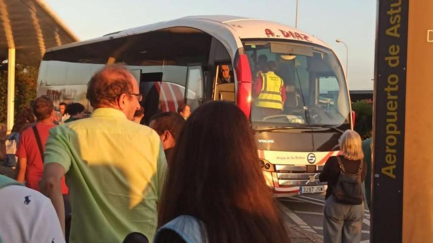 Una avería en un avión obliga a 190 asturianos a viajar once horas en autobús hasta Valencia