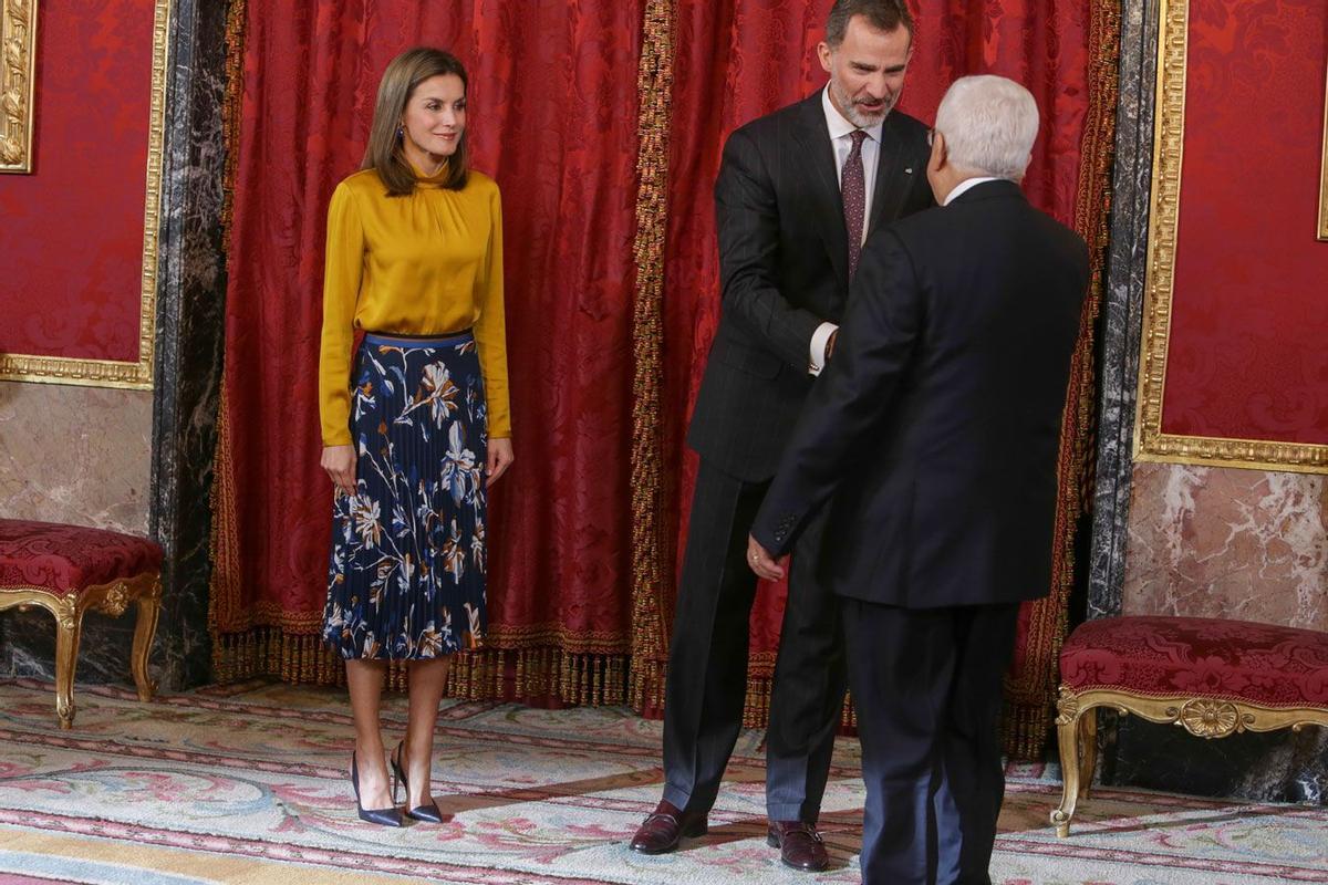 Letizia Ortiz en Madrid con falda de flores y blusa color mostaza