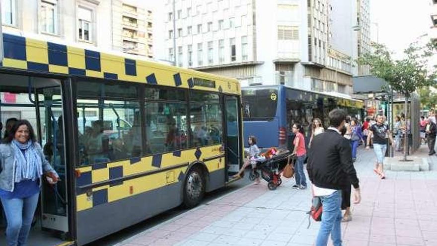 Buses urbanos en la parada de Parque S. Lázaro. // Iñaki Osorio