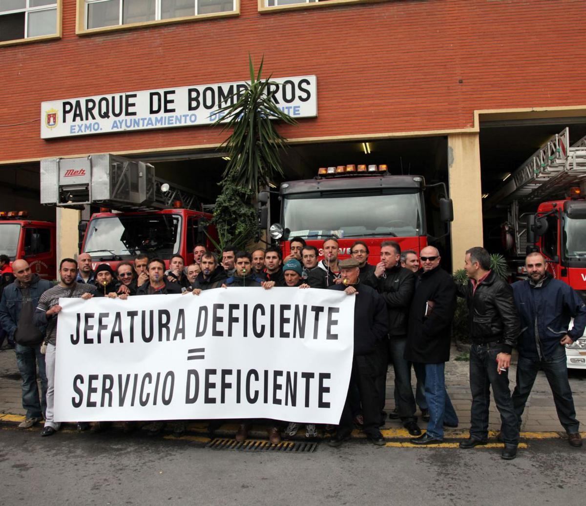 Bomberos municipales en otra protesta celebrada también en el parque de la calle Italia. | CRISTINA DE MIDDEL