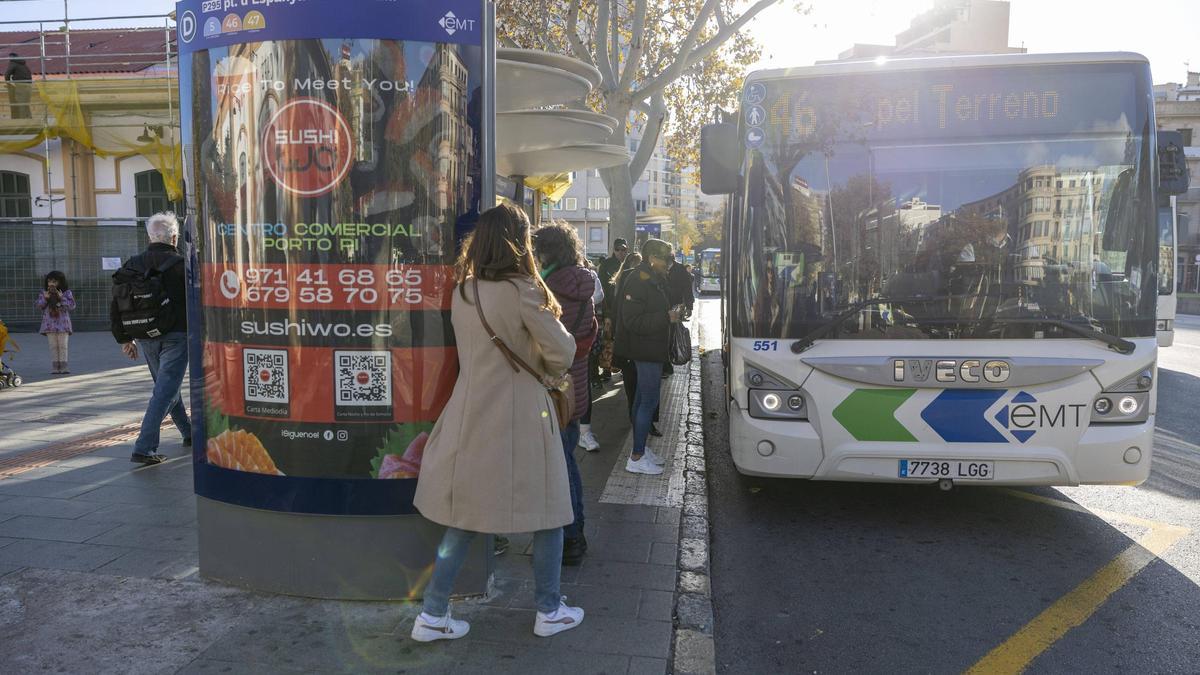 Las paradas de la EMT de Plaza España durante esta mañana.