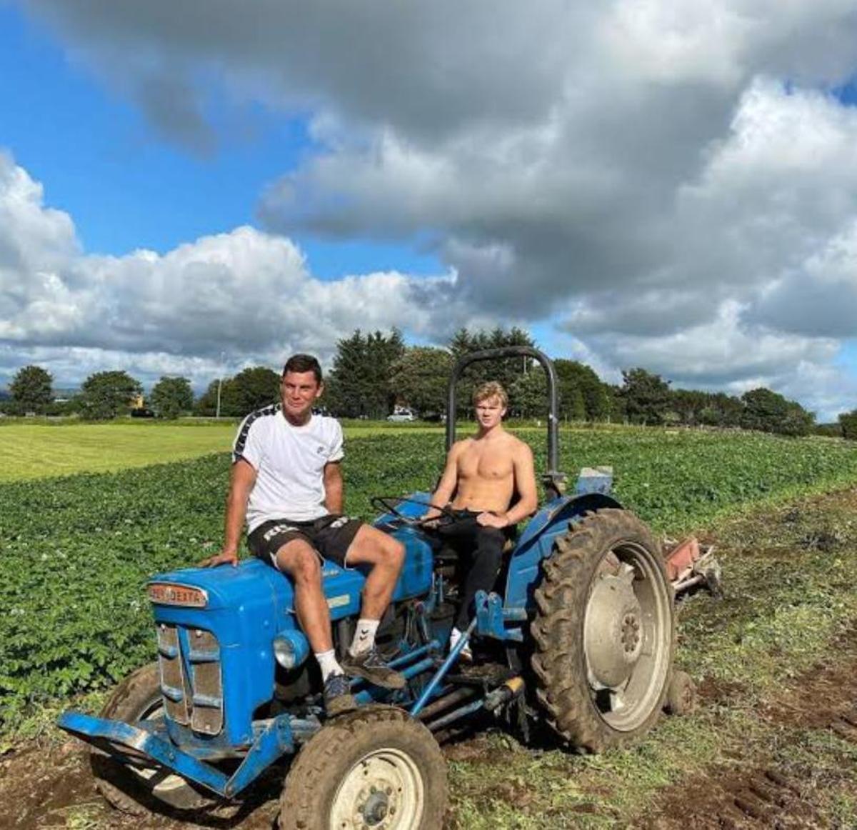 Haaland en un tractor