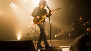 Alex Turner y Jamie Cook (en el fondo), en plena actuación de Artic Monkeys en Barcelona, en el 2010.