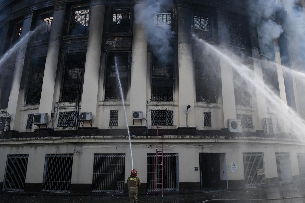 Espectacular incencio en la histórica oficina de Correos de Manila