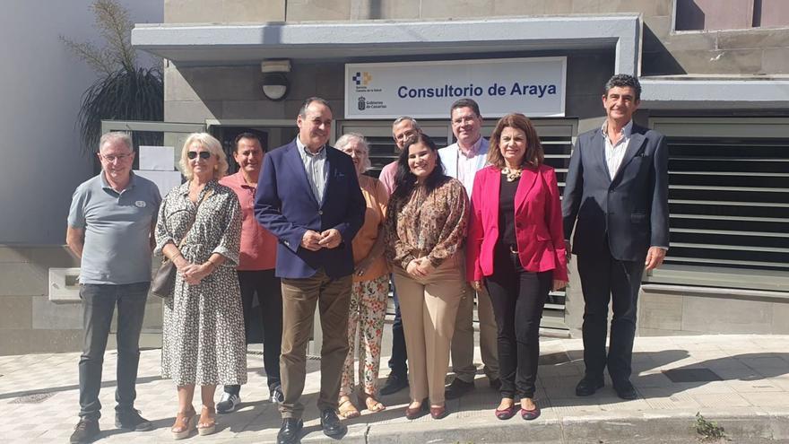 La alcaldesa, Mari Brito, y el consejero de Sanidad, Blas Trujillo, con autoridades y cargos sanitarios ante el consultorio médico periférico de Araya.