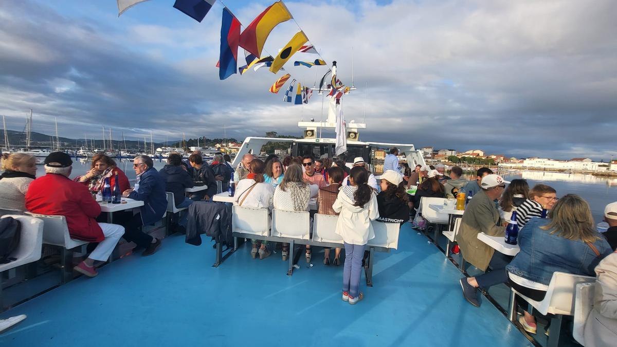 Participantes en la peregrinación marítimo-fluvial.