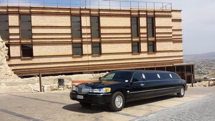Una limusina de Limousine CC en el Parador de Lorca.
