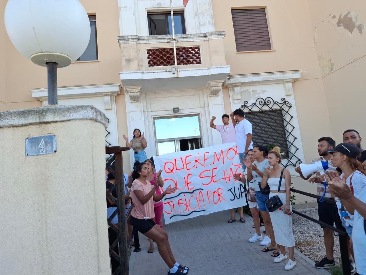 Algunos de los familiares, en la puerta de la comisaría de Dénia