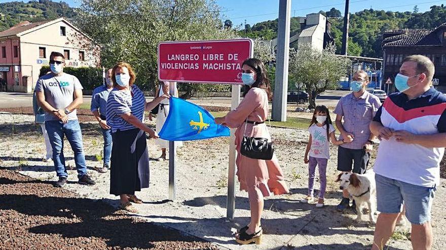 La Alcaldesa y la concejala de Igualdad descubren la señal en la rotonda de Camellera.