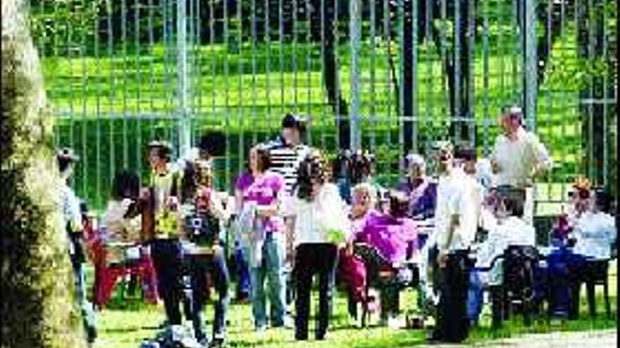 Ambiente festivo de sobremesa, ayer, en el Carreño Miranda.