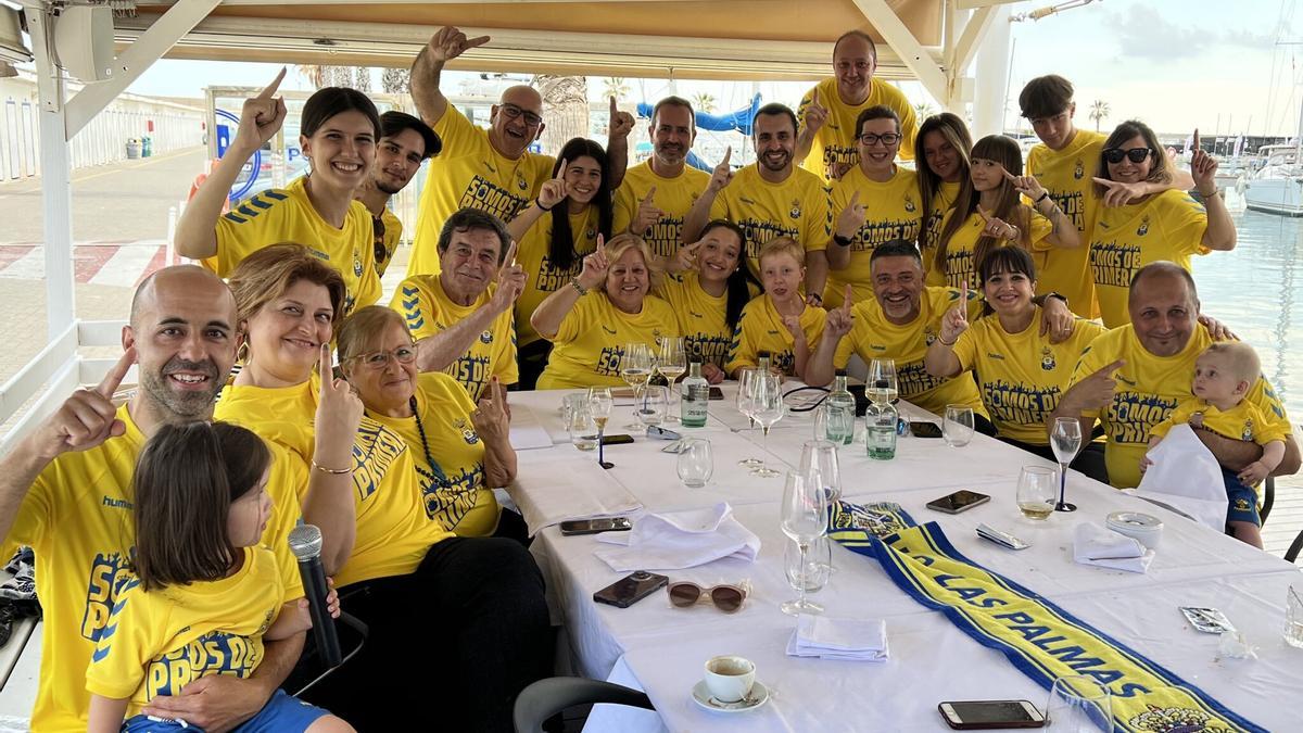 García Pimienta, junto a varios familiares de celebración en Barcelona.