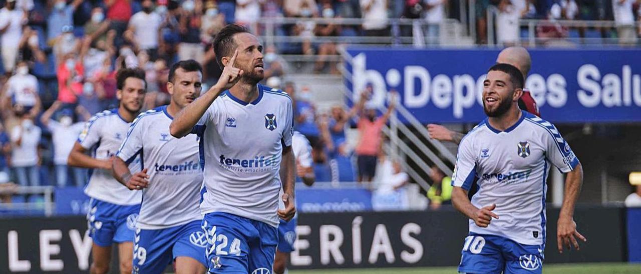 Míchel Herrero celebra el tanto de penalto logrado ayer contra el Mirandés.