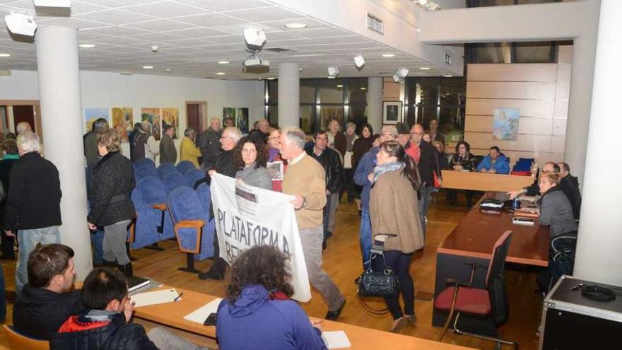 Los vecinos de la plataforma protestan en la comisión de Urbanismo en el Concello. // Gonzalo N.