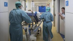 21 de marzo del 2020. La emoción de las altas en las UCI. Una sanitaria aplaude a un paciente a quien acaban de dar el alta en la UCI del Hospital de Vall d’Hebron para trasladarlo a planta