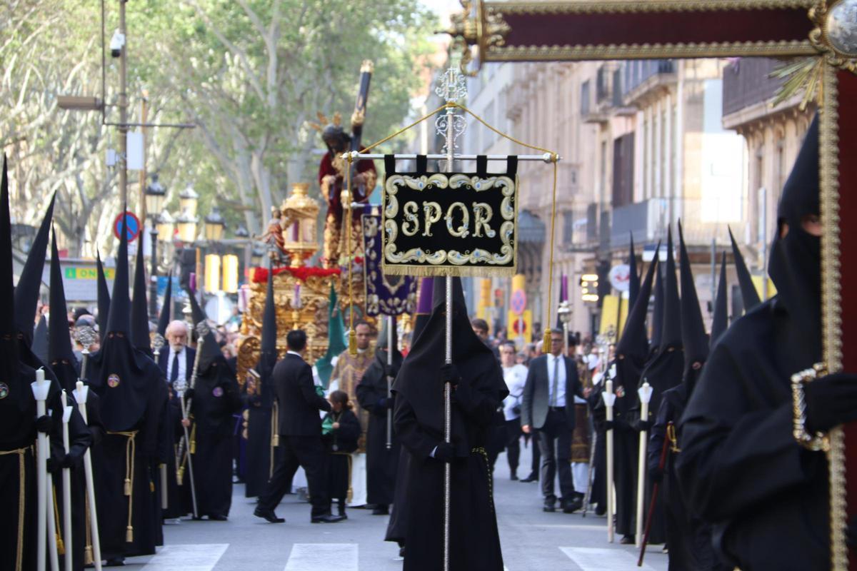 La imagen de Nuestro Padre Jesús del Gran Poder vuelve a salir por las calles de Barcelona cargada a hombros