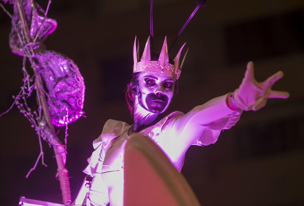 El desfile folclórico internacional de las Hogueras de Alicante llena de color las calles de la ciudad