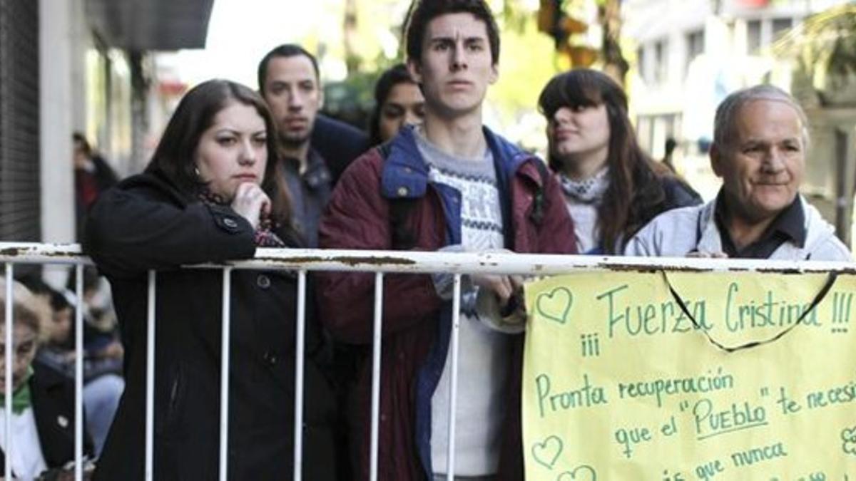 Seguidores de la presidenta Kirchner y prensa aguardan a las puertas de la Fundación Favaloro el ultimo martes.