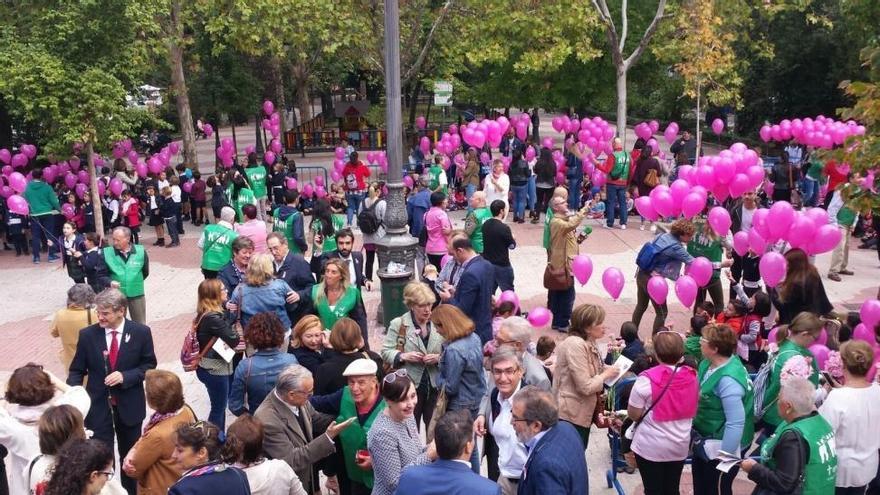 400 globos rosas surcan el cielo de Cáceres contra el cáncer de mama